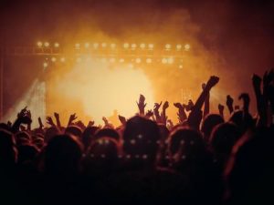 Pogo, Party und Rock – ein Sport-BH für alle?
